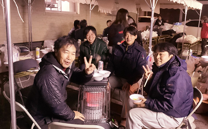納会で食事を囲む社員の様子
