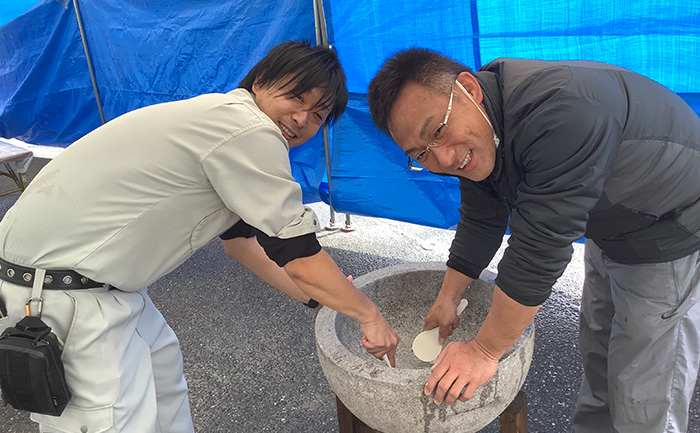 ついた餅を丸める社員の様子